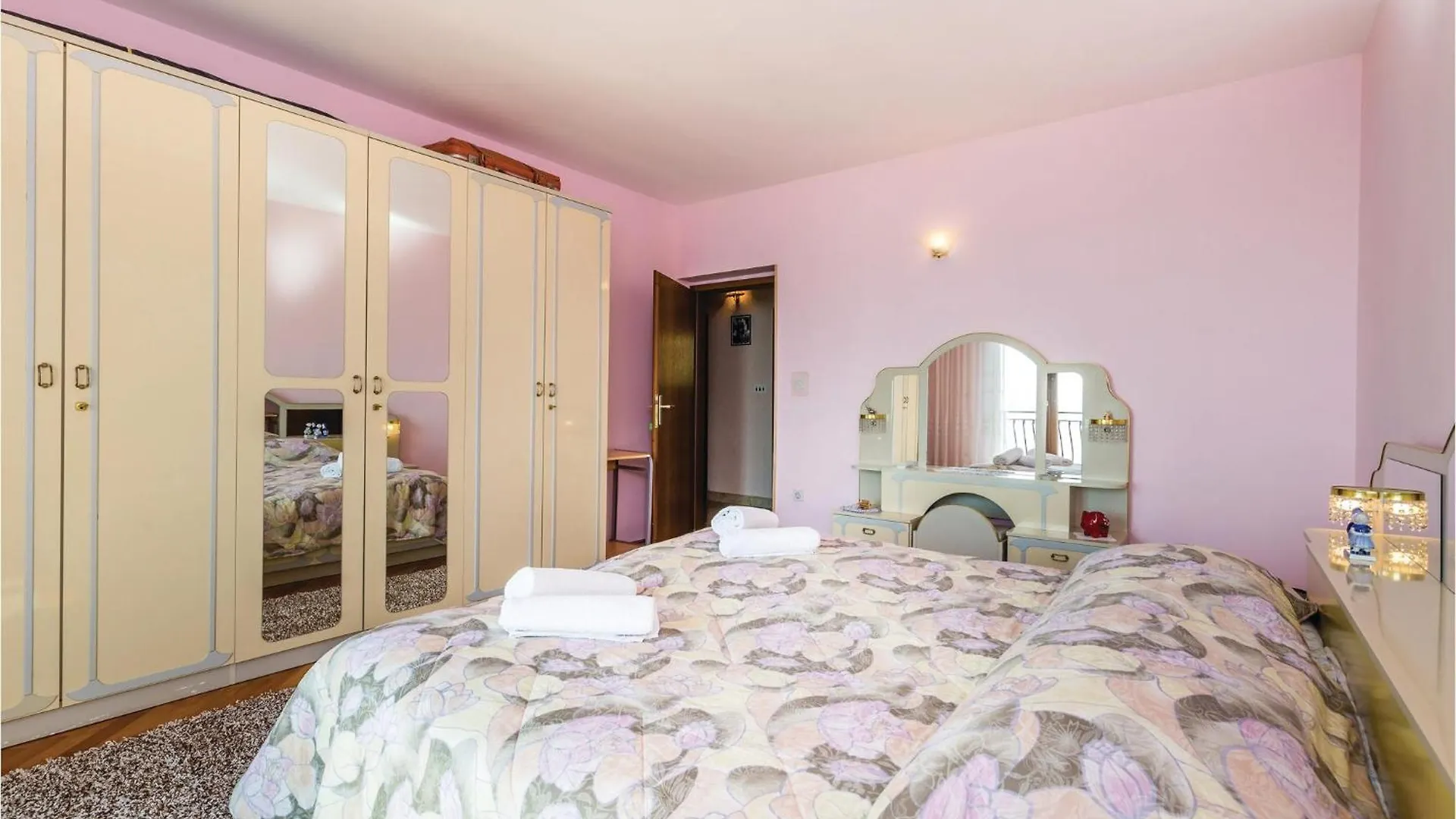 2 Bedroom Lovely Apartment In Ловран